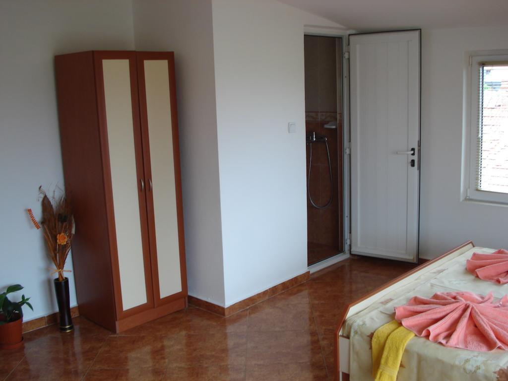 Moni 85 Family House Hotell Sozopol Rom bilde